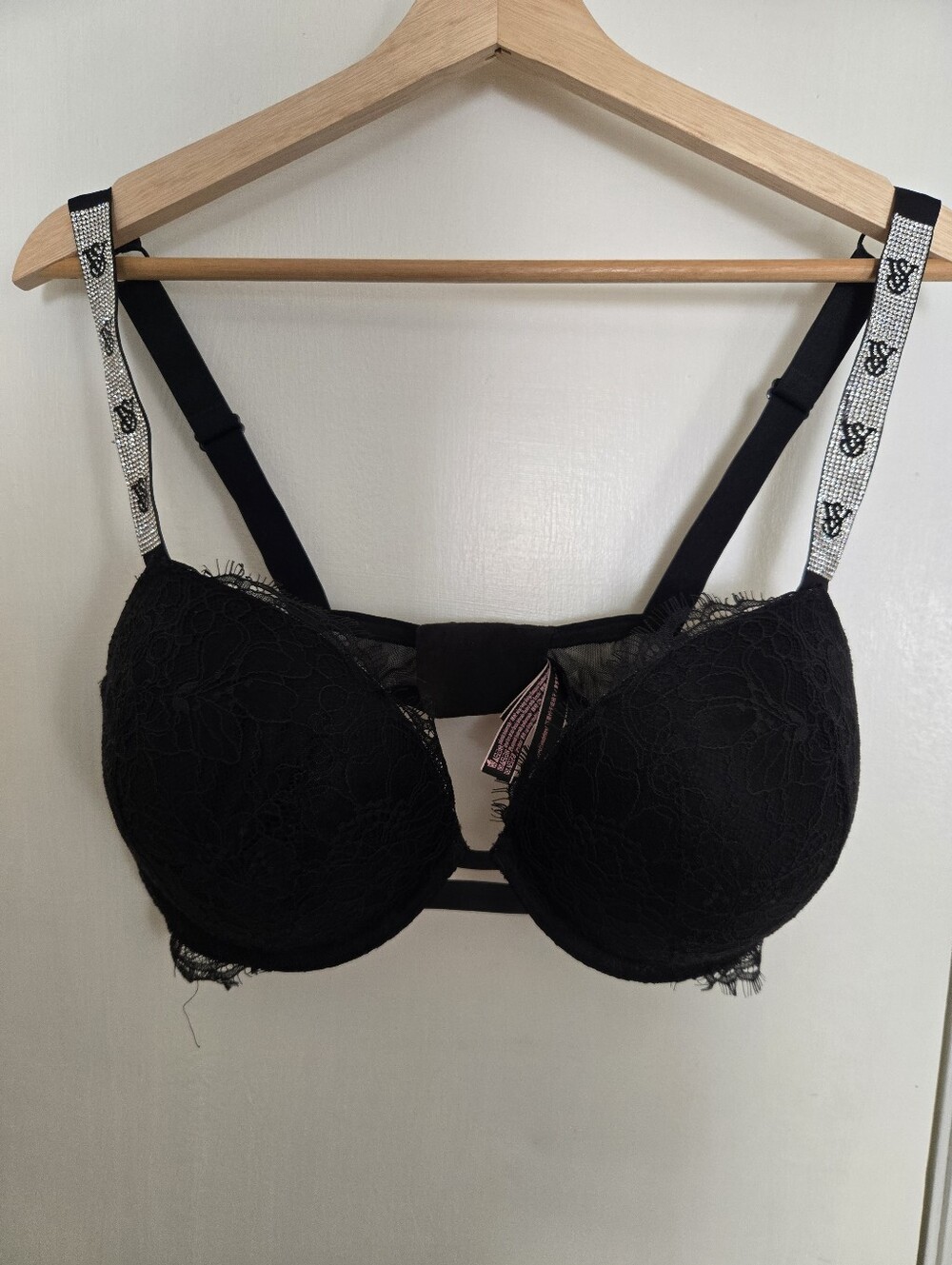 NWOT Victoria's Secret Very Sexy Black Lace Push-Up Bra with Logo Straps 38DD